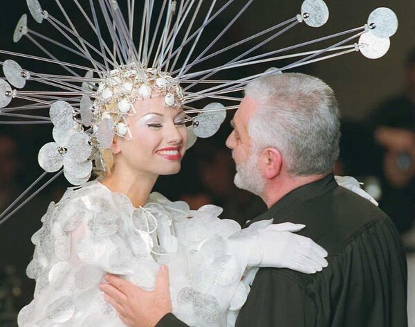 Пако Рабан с моделью в наряде из органди, расшитой лепестками жемчужных дисков. Показ коллекции высокой моды весна/лето 1996 года - Sputnik Армения