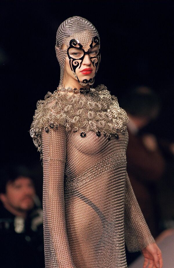 10․ Մոդելը ցուցադրում է մետաղական ցանցից կարված կարճ զգեստը Paco Rabanne-ի 1998 թվականի «Գարուն –ամառ Haute Couture» հավաքածուի ցուցադրության ժամանակ - Sputnik Արմենիա