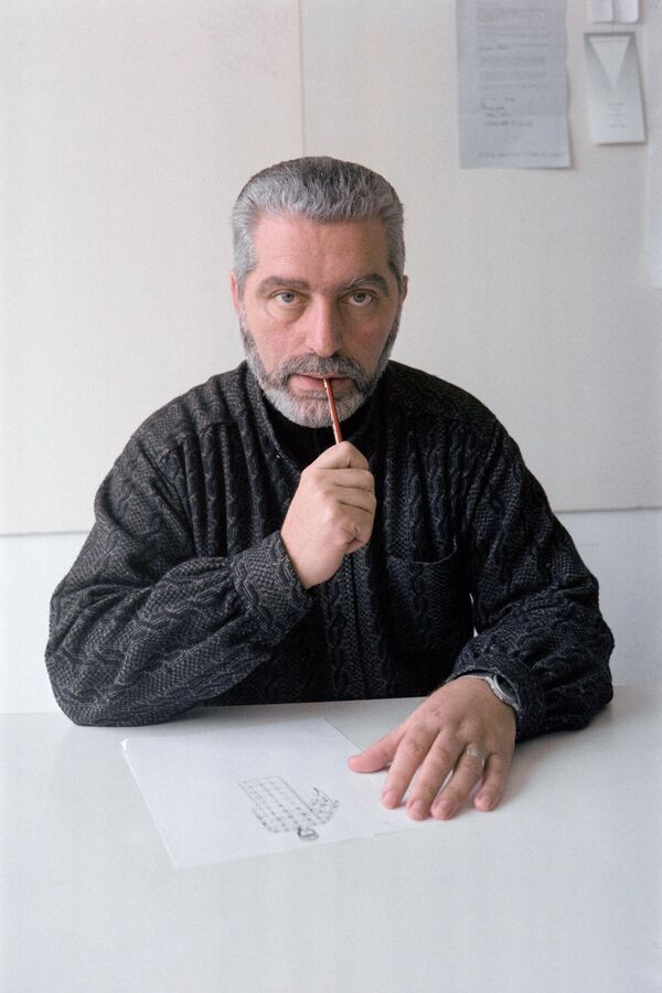 Модельер Пако Рабан в своей швейной мастерской в Париже. Фото сделано 1 марта 1987 года. - Sputnik Армения