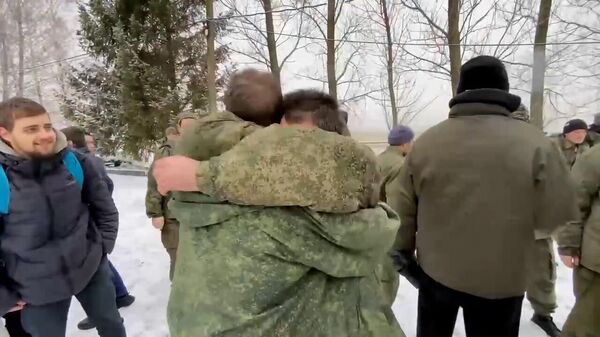 Кадры возвращения российских военных, освобожденных из украинского плена - Sputnik Արմենիա