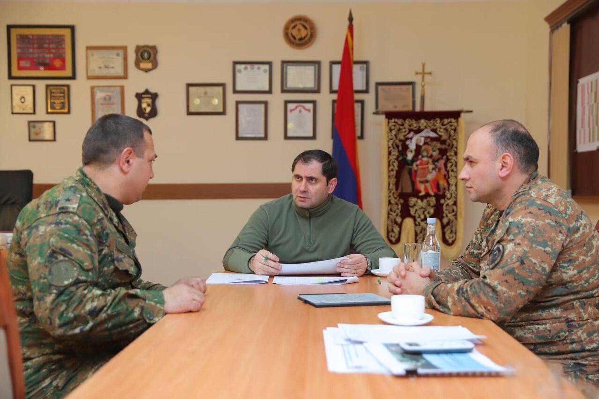 Министр обороны Сурен Папикян проводит частные беседы с офицерами N-й учебной воинской части МО (4 февраля 2023). Еревaн - Sputnik Արմենիա, 1920, 04.02.2023