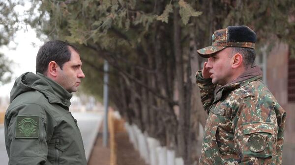 Министр обороны Сурен Папикян проводит частные беседы с офицерами N-й учебной воинской части МО (4 февраля 2023). Еревaн - Sputnik Армения