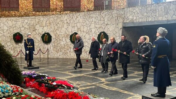 Парламентская делегация в Волгограде возложила цветы в честь 80-летия Сталинградской битвы (4 февраля 2023). Волгоград - Sputnik Армения