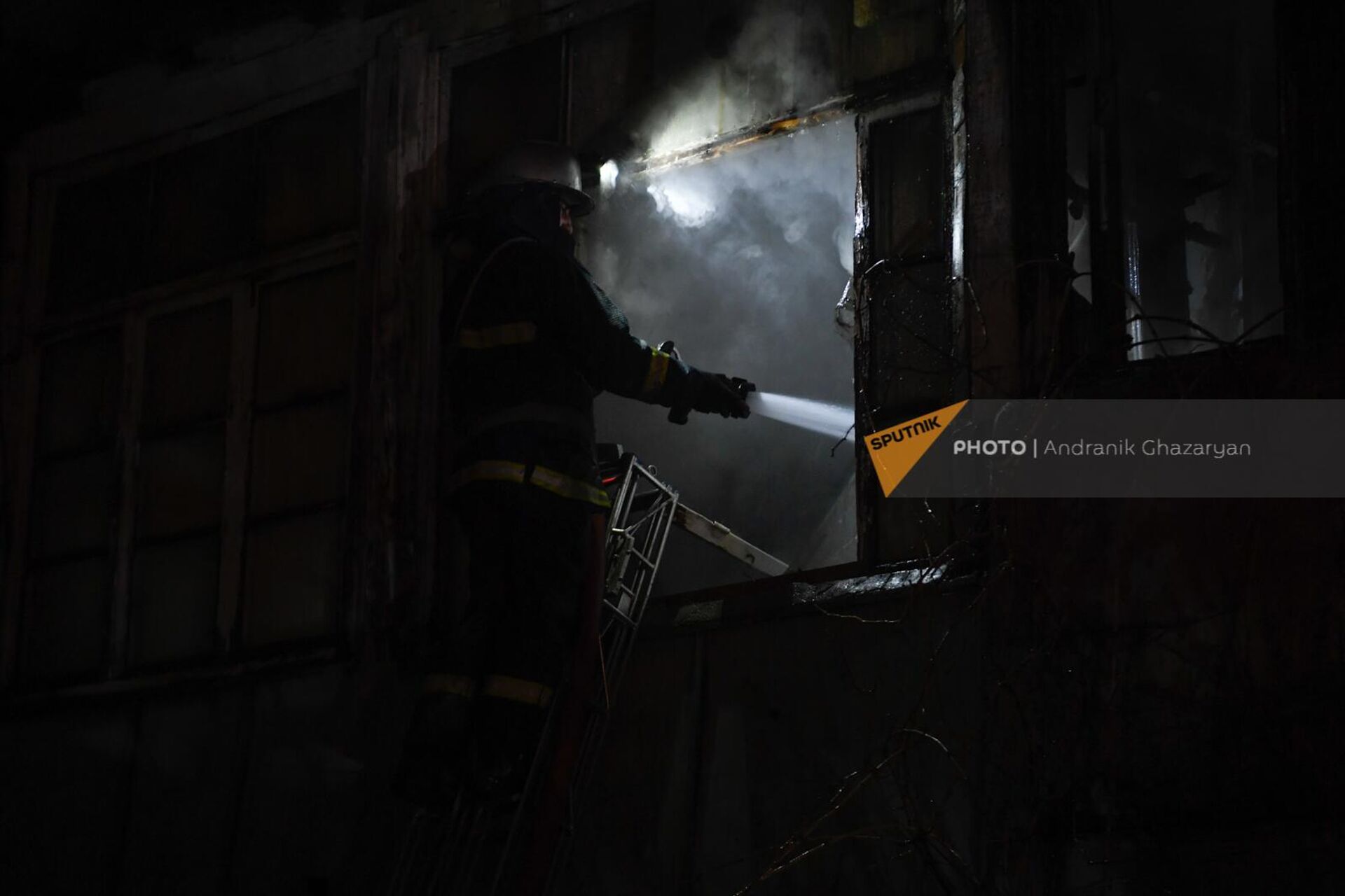 Пожарные работают на месте пожара на перекрестке улиц Лео - Сарьяна (4 февраля 2023). Еревaн - Sputnik Արմենիա, 1920, 04.02.2023