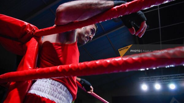 Карен Тонаканян во время финального поединка чемпионата Армении по боксу среди мужчин (60кг) против Артура Казаряна (4 февраля 2023). Еревaн - Sputnik Армения
