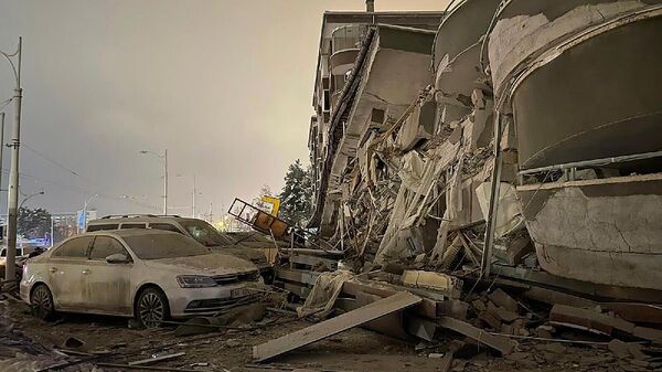 Автомобили перед рухнувшим зданием после землетрясения в Диярбакыре (6 февраля 2023). Турция - Sputnik Армения