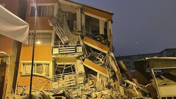 Разрушенное после землетрясения здание в Пазарджыке (6 февраля 2023). Турция - Sputnik Армения