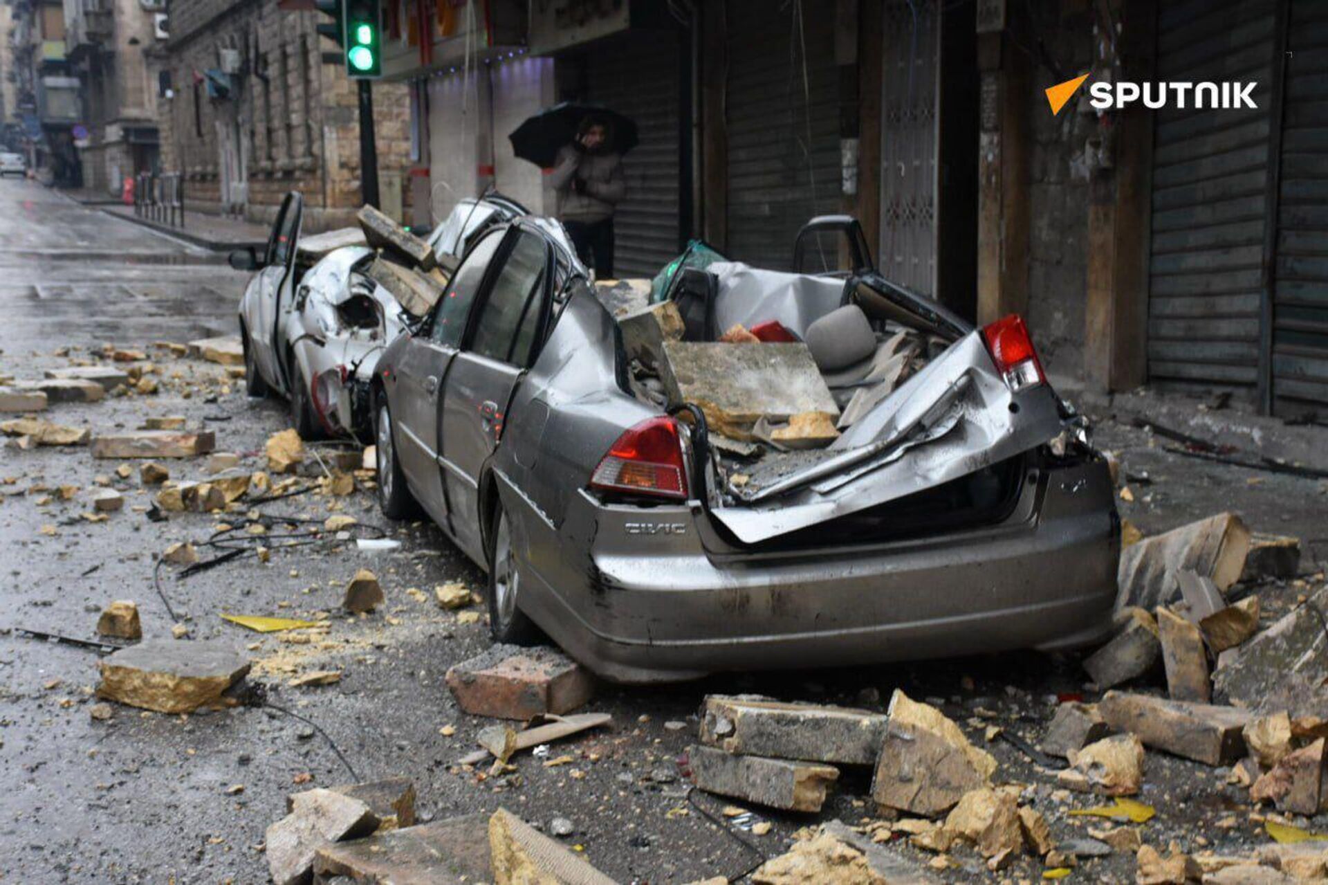 Автомобиль под рухнувшим из-за землетрясения зданием в Алеппо (6 февраля 2023). Сирия - Sputnik Արմենիա, 1920, 06.02.2023
