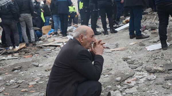 Мужчина среди спасателей, ищущих выживших под завалами зданий, рухнувших из-за землетрясения в Диярбакыре (6 февраля 2023). Турция - Sputnik Армения