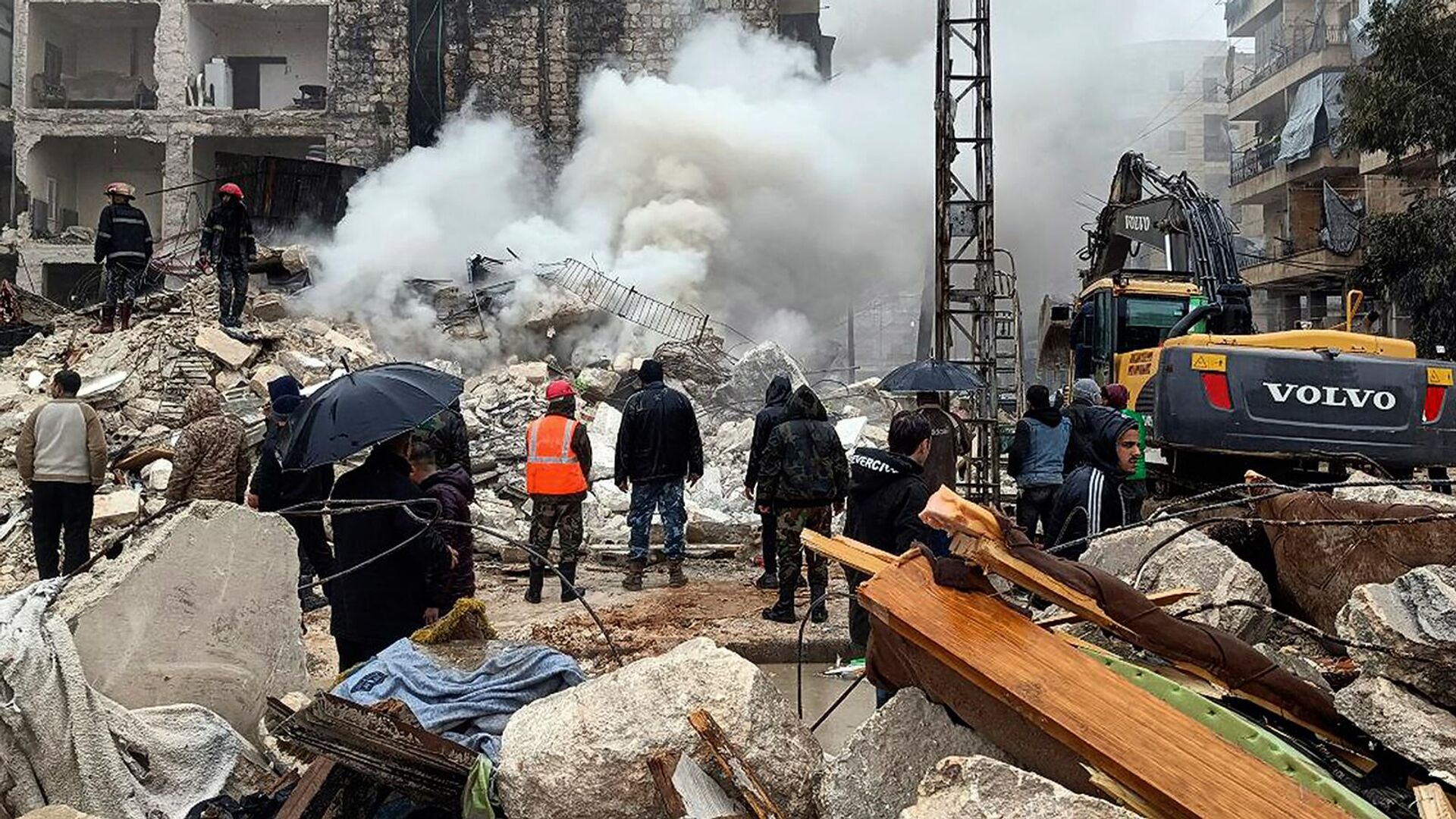 Сотрудники гражданской обороны и сил безопасности ищут людей под обломками разрушенных зданий в Алеппо (6 февраля 2023). Сирия - Sputnik Армения, 1920, 06.02.2023