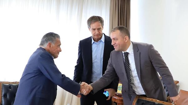 Министр экономики Ваан Керобян встретился с аргентинским бизнесменом Эдуардо Эрнекяном (6 февраля 2023). - Sputnik Армения