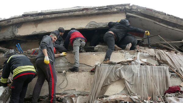 Спасательные работы на месте разрушенного в результате землетрясения здания в Диярбакыре (6 февраля 2023). Турция - Sputnik Армения