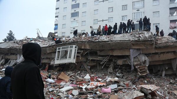 Спасательные работы на месте разрушенного в результате землетрясения здания в Диярбакыре (6 февраля 2023). Турция - Sputnik Армения