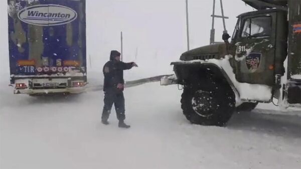 Армянские спасатели вызволили из снежного плена почти 280 автомобилей и 500 человек - Sputnik Армения