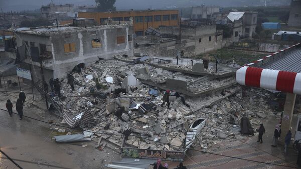 Рухнувшее после землетрясение здание в городе Азмарин, провинция Идлиб, северная Сирия - Sputnik Армения