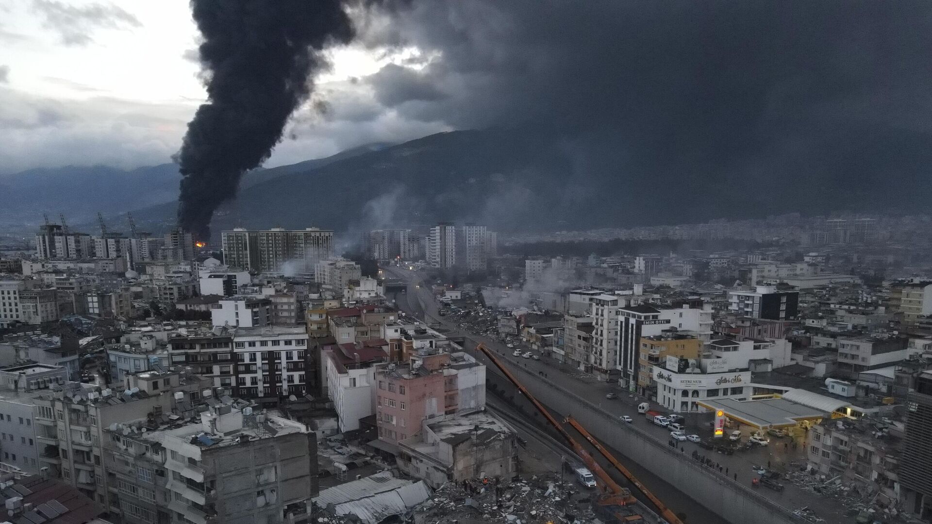 Крупный пожар, вспыхнувший в части порта в пострадавшем от землетрясения городе, бушевал второй день подряд в Искендеруне, на юге Турции - Sputnik Армения, 1920, 26.04.2023