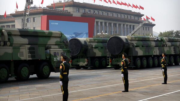 Китайские военные машины с баллистическими ракетами DF-41 проезжают во время парада в честь 70-й годовщины основания коммунистического Китая (1 октября 2019)․ Пекин - Sputnik Армения
