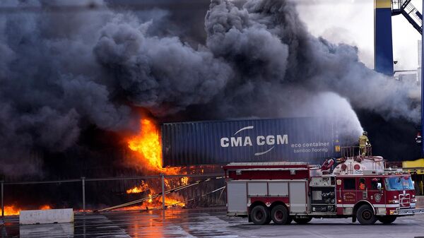 Пожарные тушат пожар в порту в пострадавшем от землетрясения городе Искендерун (7 февраля 2023). Турция - Sputnik Армения