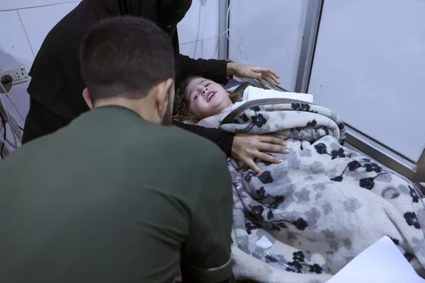Пострадавшая в результате землетрясения девочка в больнице аль-Рахма в городе Даркуш, Сирия - Sputnik Армения
