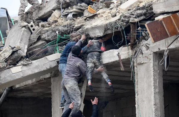 Жители сирийского города Джандарис извлекают из-под завалов раненую девочку - Sputnik Армения
