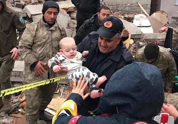 В турецком городе Малатья из-под обломков вытащили трехлетнюю девочку, которая находилась под завалами больше 20 часов - Sputnik Армения