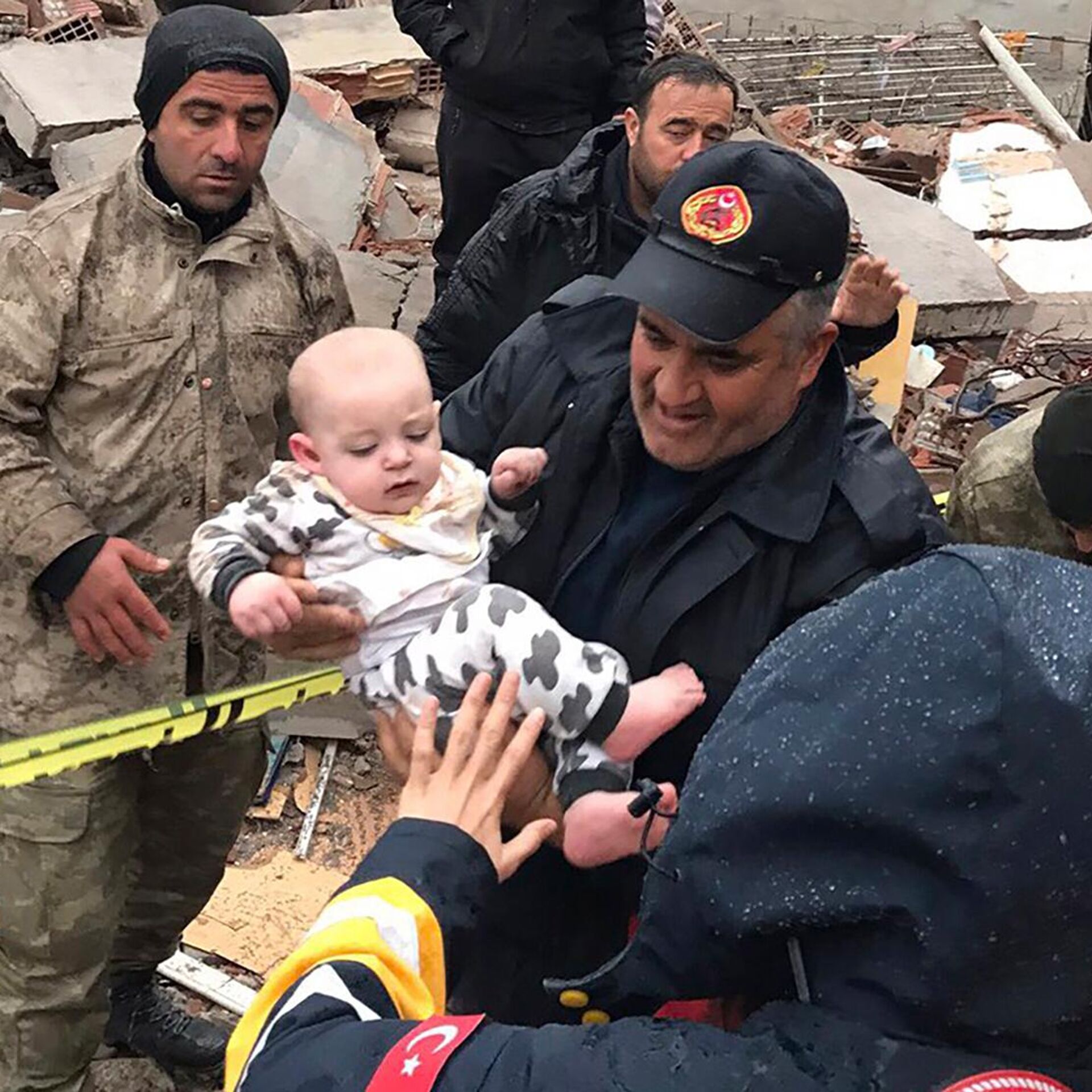 Мощное землетрясение в Турции и Сирии – случаи спасения детей в фотографиях