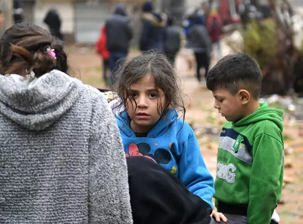 Дети у рухнувшего жилого дома в Алеппо, Сирия - Sputnik Армения