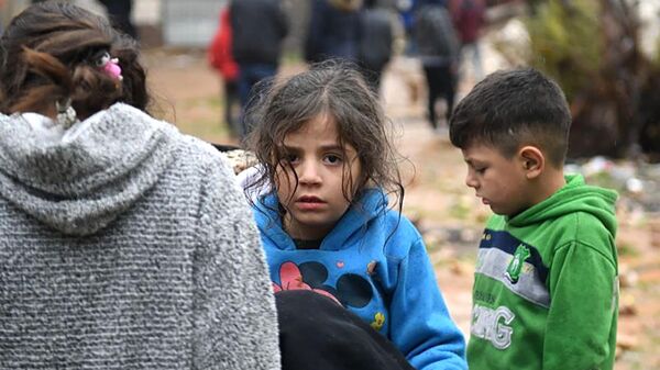 Дети у разрушенного в результате землетрясения жилого дома в Алеппо (7 февраля 2023). Сирия - Sputnik Армения