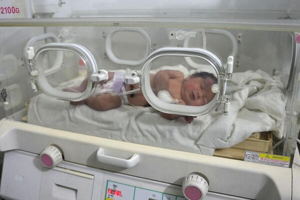 Чудом спасенный младенец в больнице в Сирии - Sputnik Армения