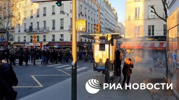 В Париже на акции против пенсионной реформы продолжаются беспорядки - Sputnik Армения