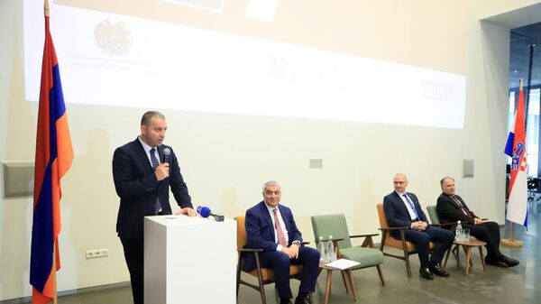 Министр экономики Ваан Керобян принял участие в армяно-хорватском бизнес-форуме, организованном в рамках официального визита главы МИД Хорватия Гордана Грлич-Радмана (8 февраля 2023). Еревaн - Sputnik Армения