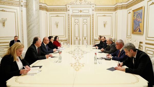 ՀՀ վարչապետ Նիկոլ Փաշինյանը Խորվաթիայի արտաքին գործերի նախարար Գորդան Գրլիչ Ռադմանի գլխավորած պատվիրակության անդամների հետ հանդիպմանը - Sputnik Արմենիա