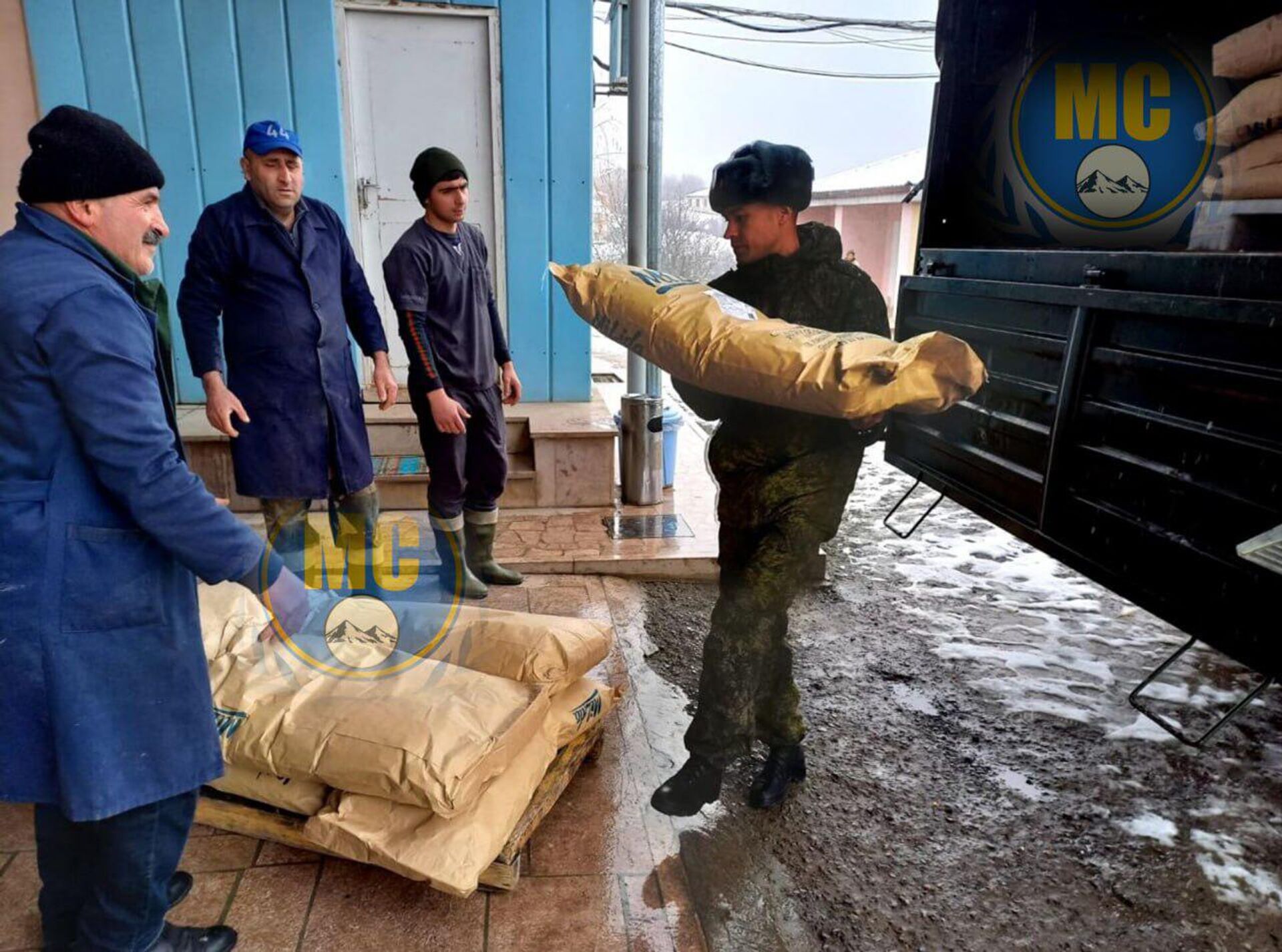 Военнослужащие российского миротворческого контингента совместно с международной благотворительной организацией Айер Миацек доставили в НКР 25 тонн гуманитарной помощи Военнослужащие российского миротворческого контингента совместно с международной благотворительной организацией Айер Миацек доставили в НКР 25 тонн гуманитарной помощи - Sputnik Արմենիա, 1920, 08.02.2023
