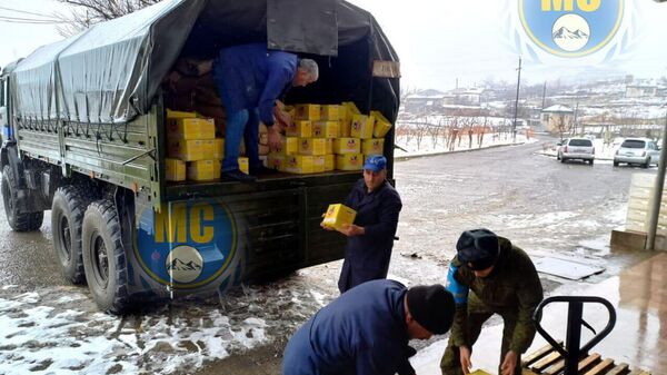 Военнослужащие российского миротворческого контингента совместно с международной благотворительной организацией Айер Миацек доставили в НКР 25 тонн гуманитарной помощи - Sputnik Армения