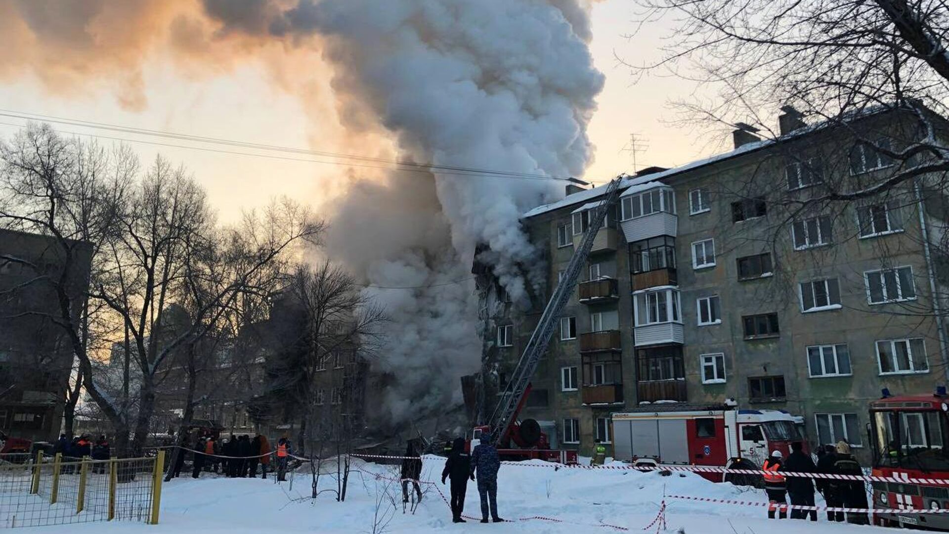 Спасатели на месте взрыва газа в пятиэтажном жилом доме на улице Линейная (9 февраля 2023). Новосибирск - Sputnik Армения, 1920, 09.02.2023