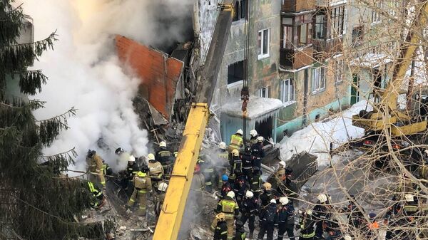 Спасатели на месте взрыва газа в пятиэтажном жилом доме на улице Линейная (9 февраля 2023). Новосибирск - Sputnik Армения