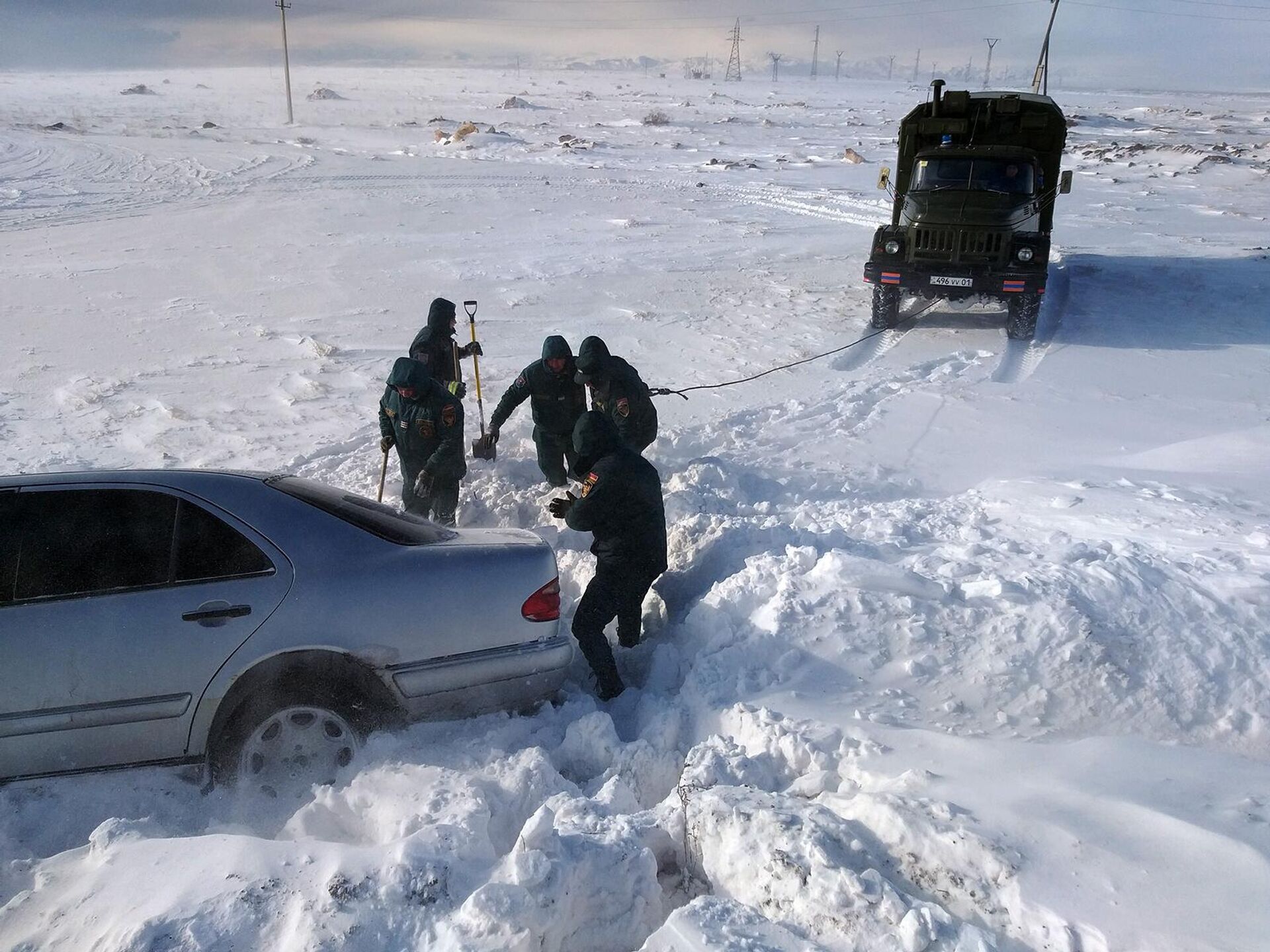 Спасатели помогают вывести застрявший в снежной ловушке автомобиль - Sputnik Արմենիա, 1920, 09.02.2023
