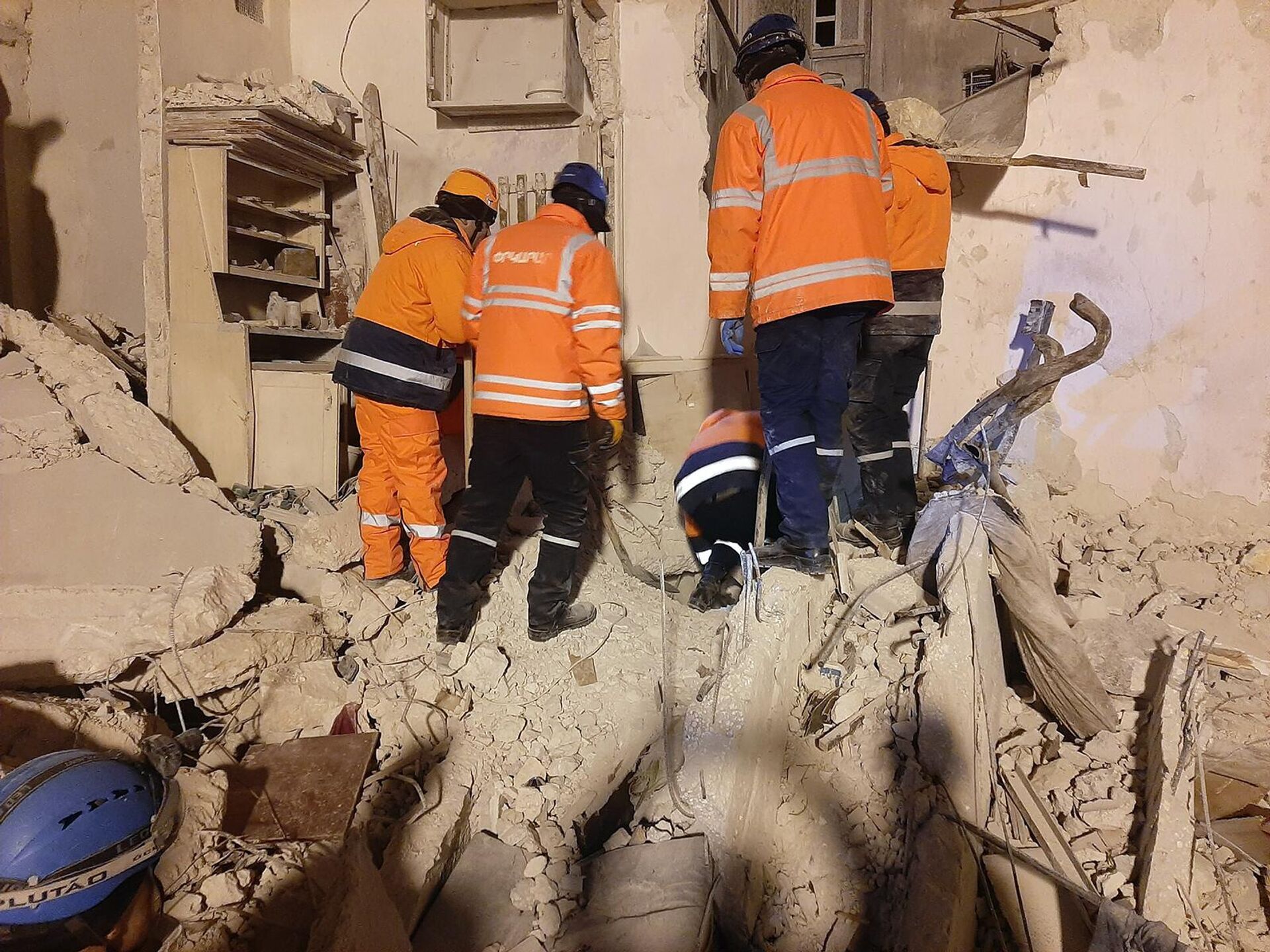 Армянские спасатели в Сирии за работой на месте обрушенного из-за землетрясения здания - Sputnik Արմենիա, 1920, 09.02.2023