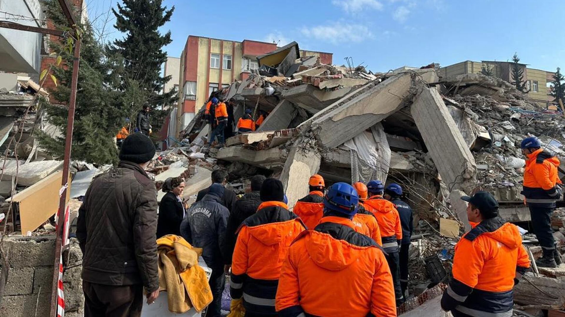 Армянские спасательные бригады на месте разрушенных зданий - Sputnik Армения, 1920, 20.02.2023