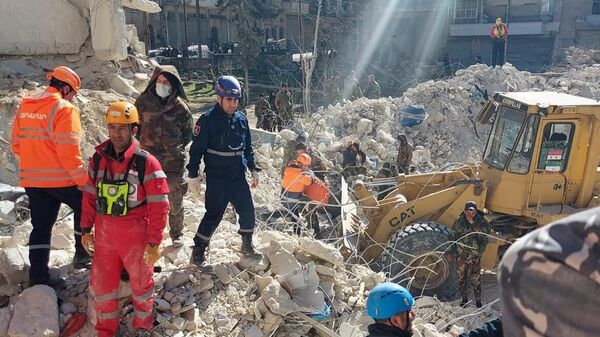 Армянские спасательные бригады на месте разрушенных зданий - Sputnik Армения