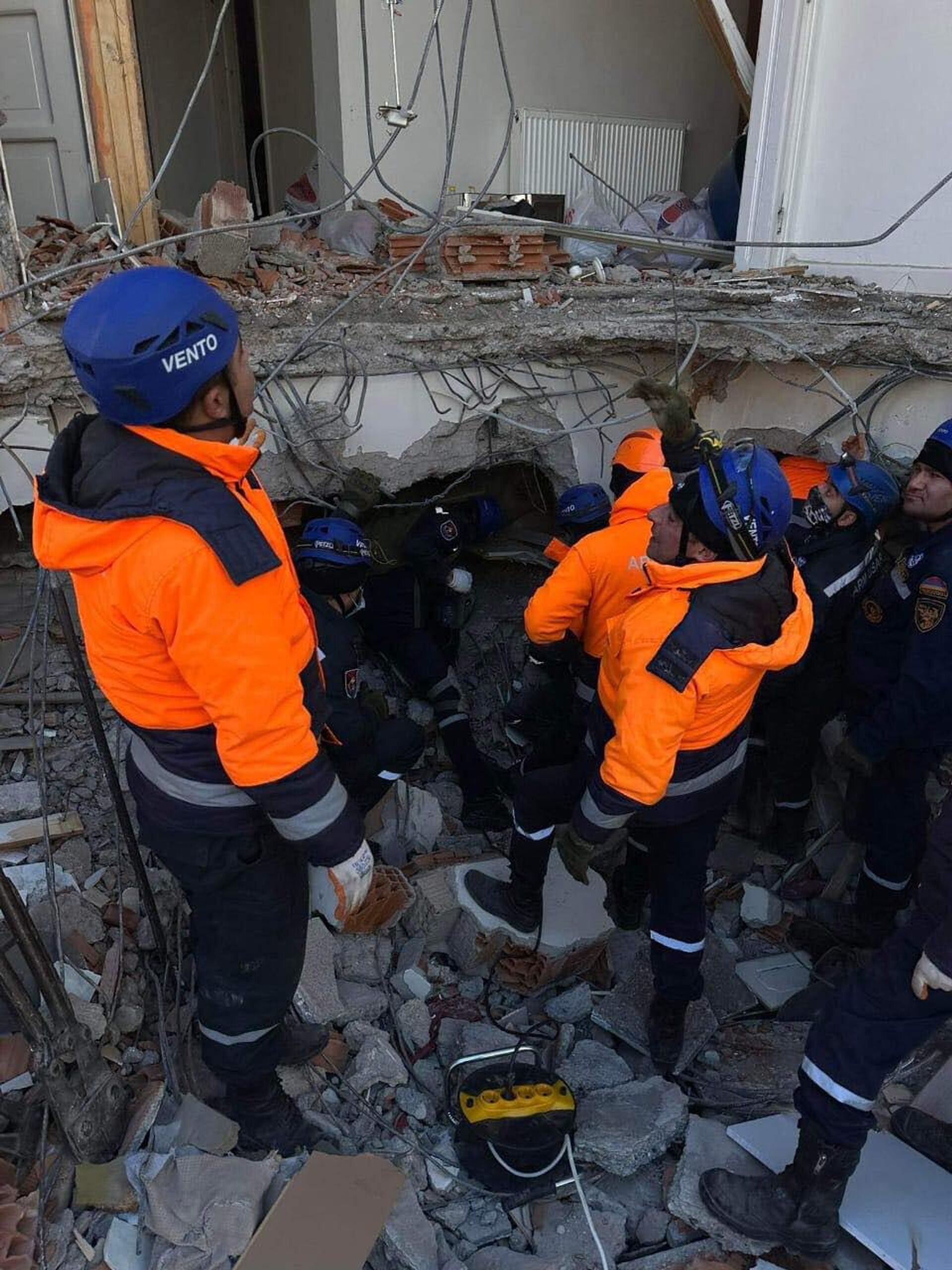 Армянские спасательные бригады на месте разрушенных зданий - Sputnik Արմենիա, 1920, 10.02.2023