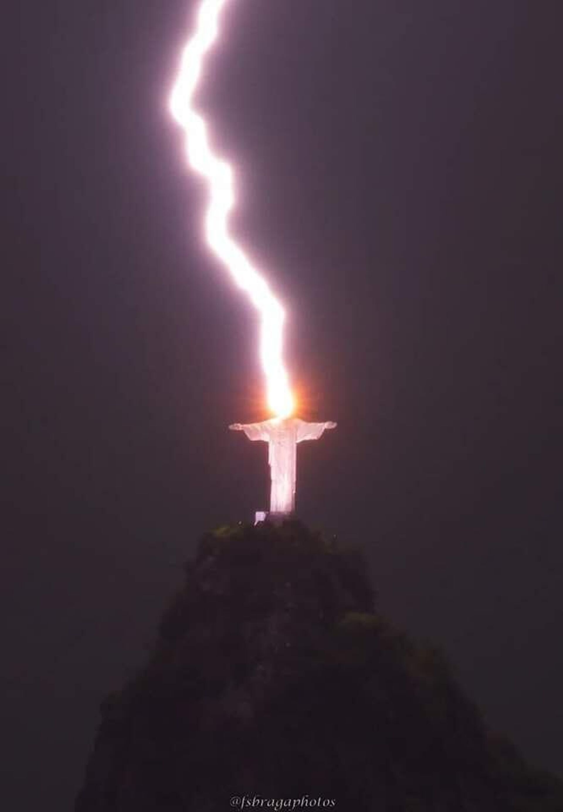 Молния ударила в статую Иисуса Христа в Рио-де-Жанейро - Sputnik Արմենիա, 1920, 11.02.2023
