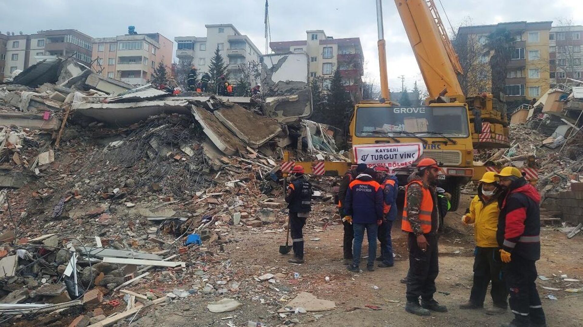 Спасатели у жилого дома, разрушенного в результате землетрясения в Кахраманмараше (10 февраля 2023). Турция - Sputnik Արմենիա, 1920, 20.02.2023