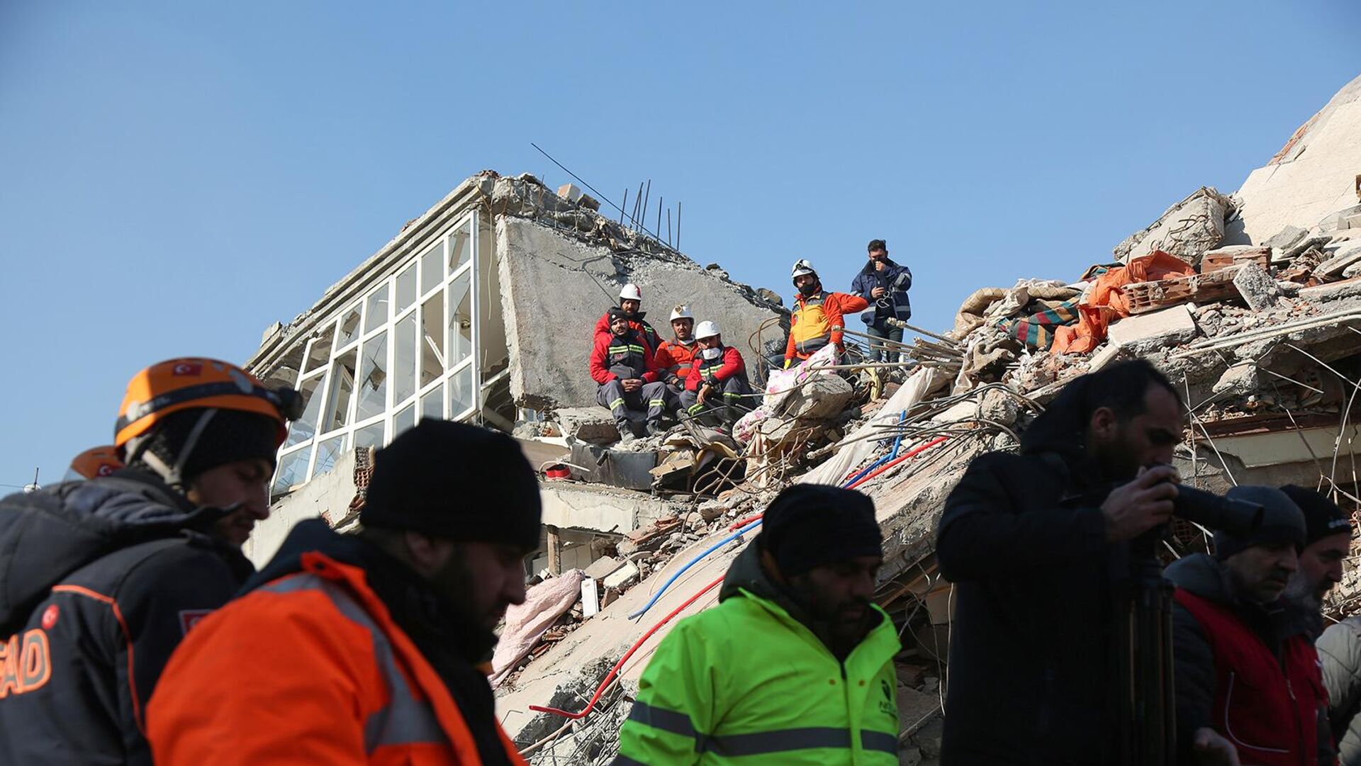 Разбор завалов на месте разрушенного в результате землетрясения здания в городе Адыямане (11 февраля 2023). Турция - Sputnik Армения, 1920, 13.02.2023