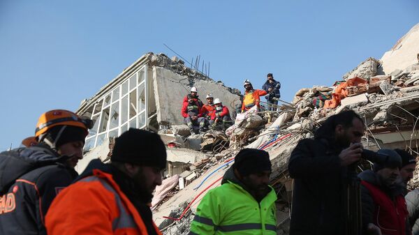 Разбор завалов на месте разрушенного в результате землетрясения здания в городе Адыямане (11 февраля 2023). Турция - Sputnik Армения