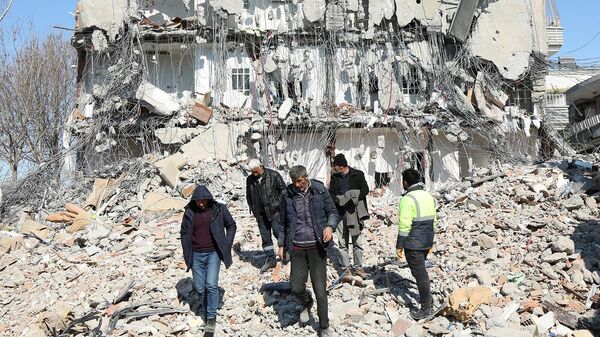 Пострадавшие от землетрясения жители турецкого города Адыямана (11 февраля 2023). Турция - Sputnik Армения