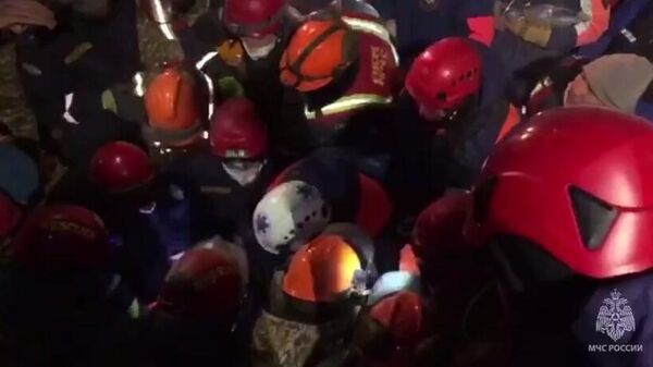Видео невероятного спасения мужчины из-под завалов дома в Турции - Sputnik Армения