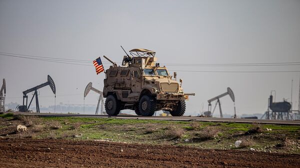 Американский военный автомобиль патрулирует в сельской местности в Сирии - Sputnik Армения