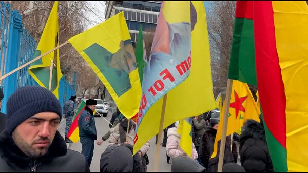 Представители курдской общины проводят у офиса ООН в Ереване акцию протеста - Sputnik Армения