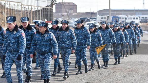 Полицейские пытаются выселить жителей бывшего здания Минобороны, переданного Комитету госдоходов (16 февраля 2023). Еревaн - Sputnik Армения